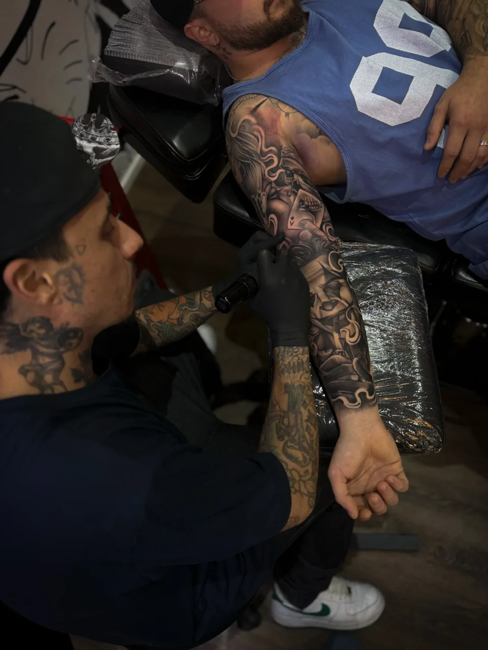 Thiago réalise une manchette Black & Grey dans le studio District Tattoo.